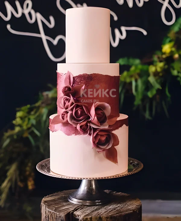 Свадебный торт марсала трехъярусный с бордовыми розами Фото