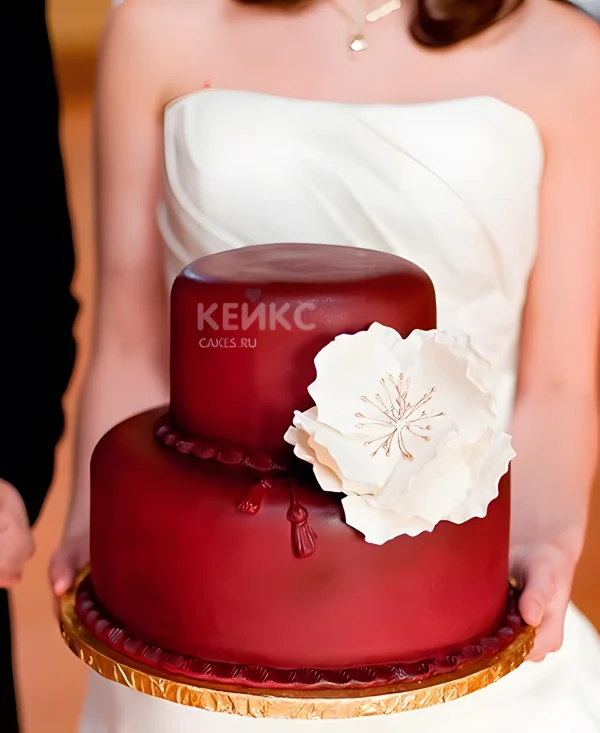 Свадебный торт цвета марсала с цветком Фото