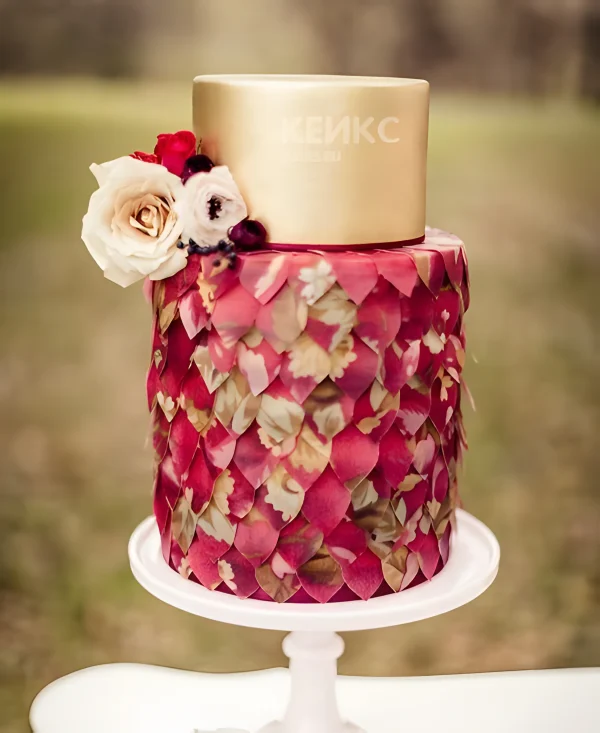 Торт цвет марсала с золотом Фото