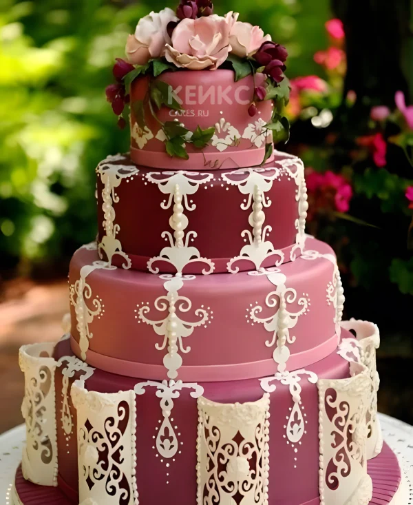 Свадебный торт марсала с вензелями и букетом живых цветов Фото