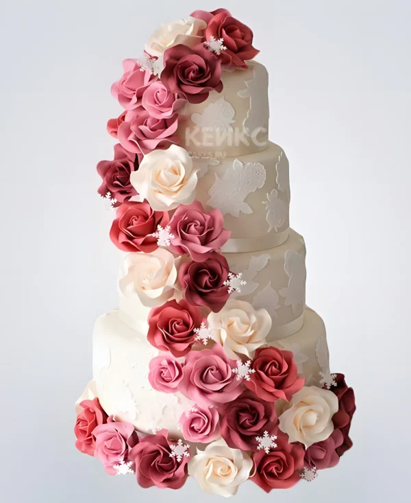 Свадебный торт марсала с белым узором, роскошно украшен розами Фото