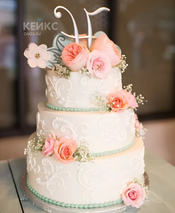 Свадебный трехъятусный торт с инициалами, украшен узором и цветами Фото