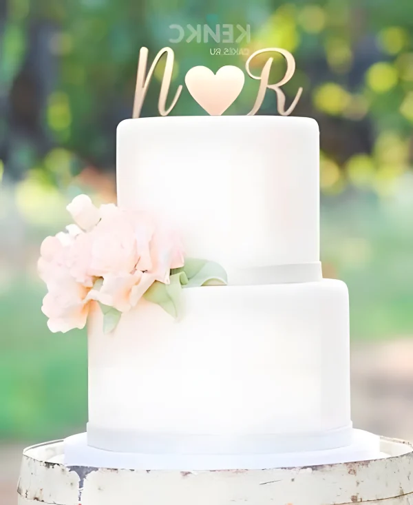 Маленький двухъярусный торт с инициалами и сердцем Фото