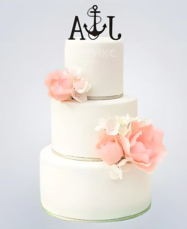 Трехъярусный свадебный торт с инициалами и якорем Фото