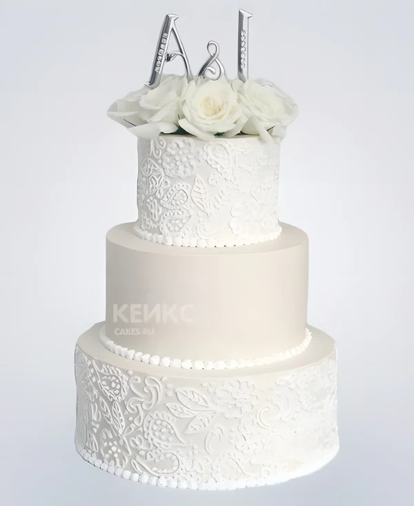 Белоснежный трехъярусный торт с инициалами и аппликацией Фото