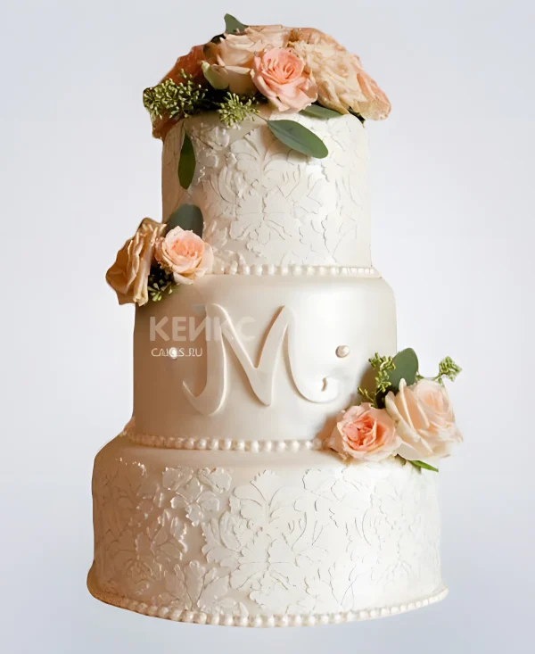 Торт свадебный трехъярусный розовый перламутр с инициалами и розами Фото