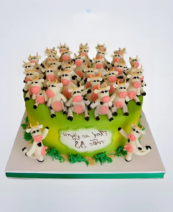 Зеленый торт 33 коровы с фигурками и табличкой Фото
