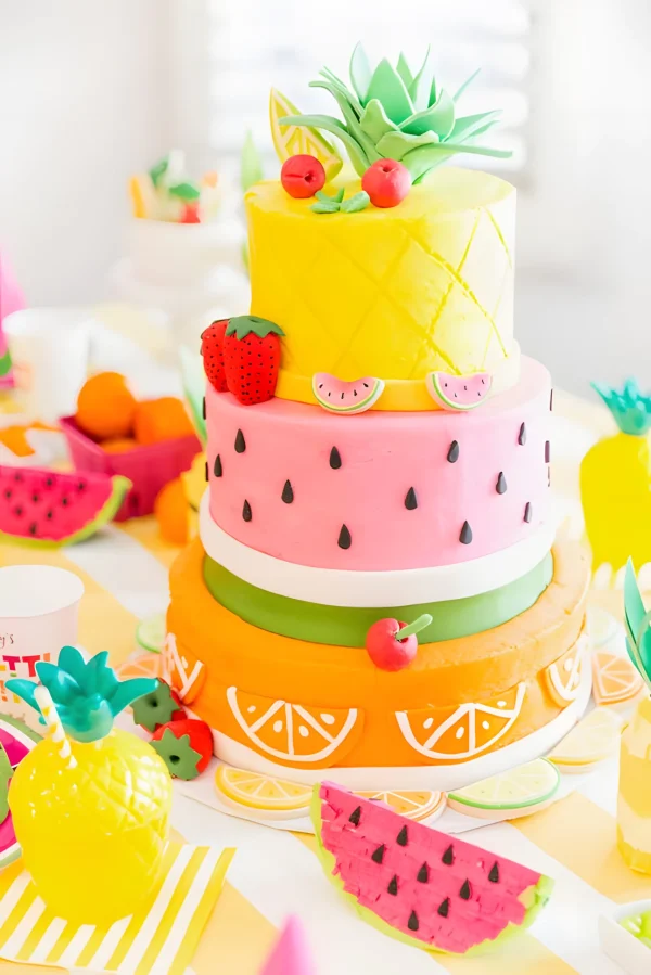 Яркий торт ананас, арбуз и апельсин Фото