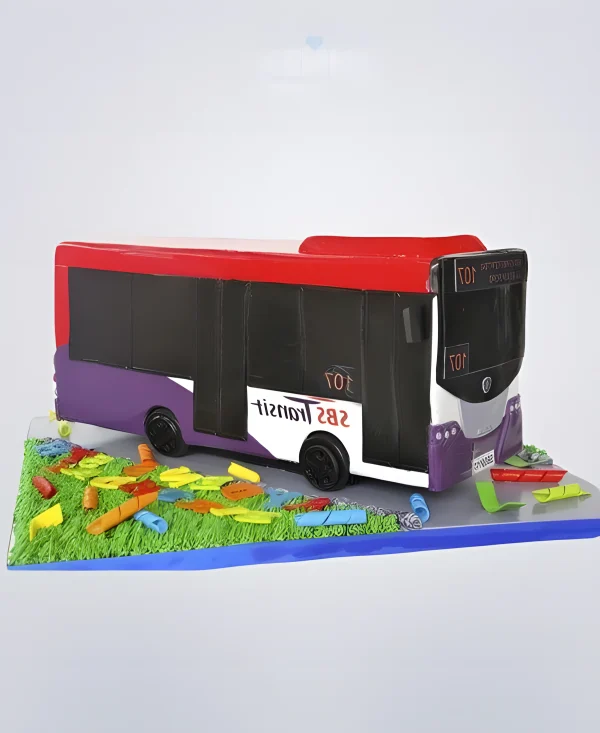 Яркий торт в виде автобуса с мишурой Фото