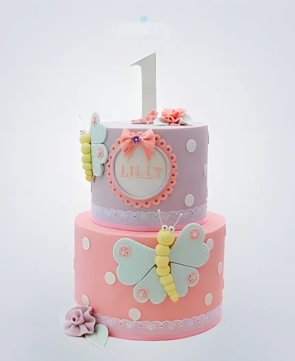 Сиренево-розовый торт бабочки в горошек Фото