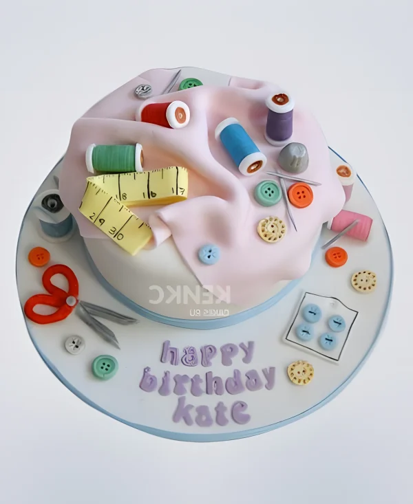 Красивый торт со швейными принадлежностями Фото