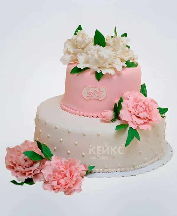 Торт бело-розовый на день рождения с цветами Фото