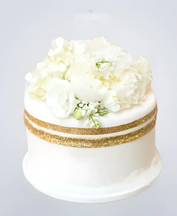 Белый торт с белыми цветами сверху Фото