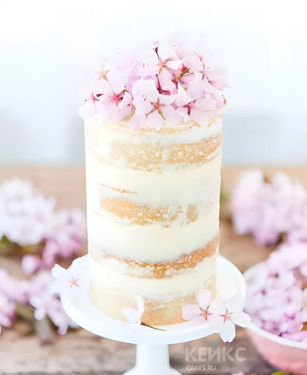 Белый торт с розовыми цветами на день рождения Фото