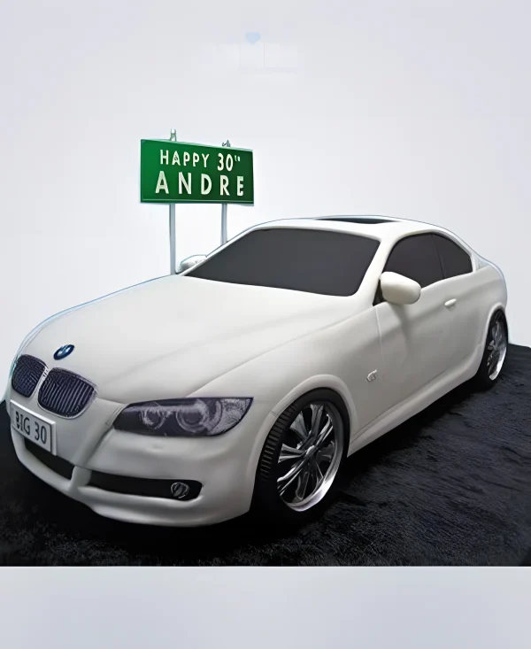 Торт в виде белой БМВ с дорожным знаком Фото