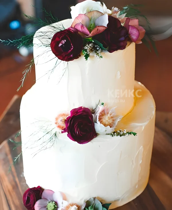 Нежный торт из крема с бордовыми розами Фото