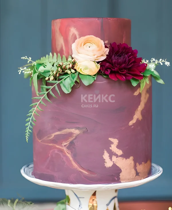 Торт бордовый с живыми цветами Фото