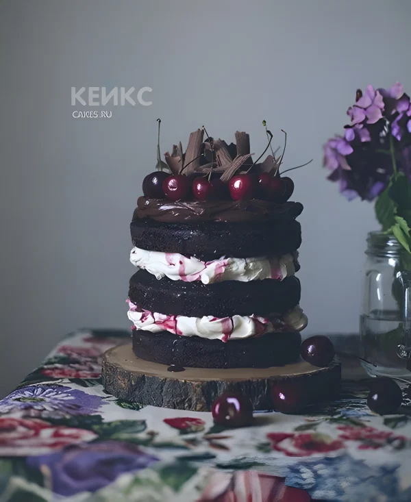 Торт с разными ярусами и вишней Фото