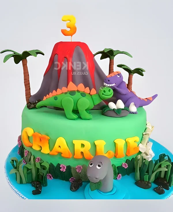 Торт с фигурками динозавров возле вулкана Фото
