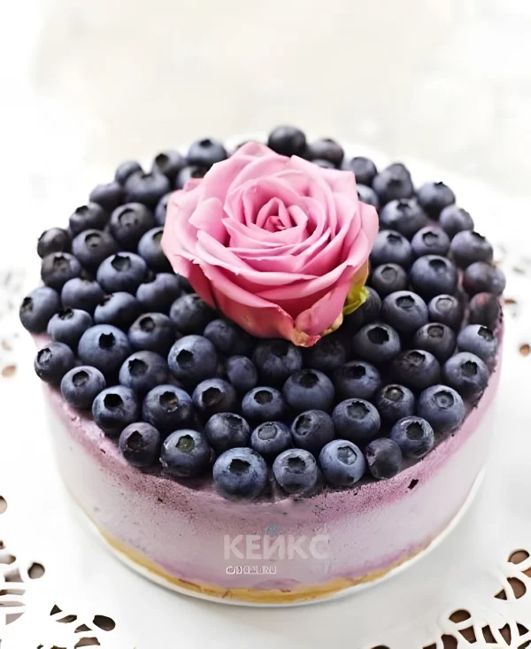 Торт для беременных с черникой и цветком Фото