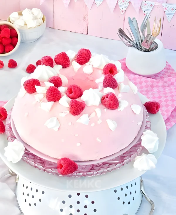 Розовый торт для беременных с малиной Фото