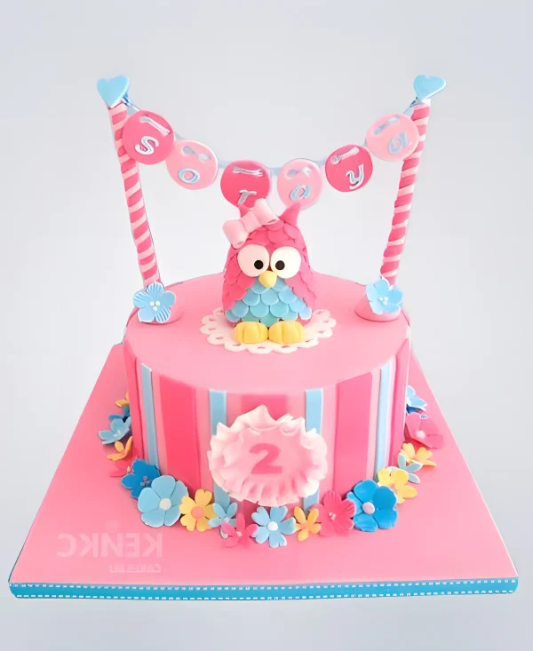 Торт с совушкой и разноцветной гирляндой Фото