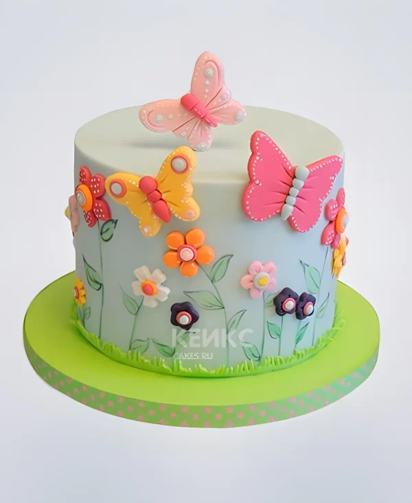 Торт с бабочками на природе Фото