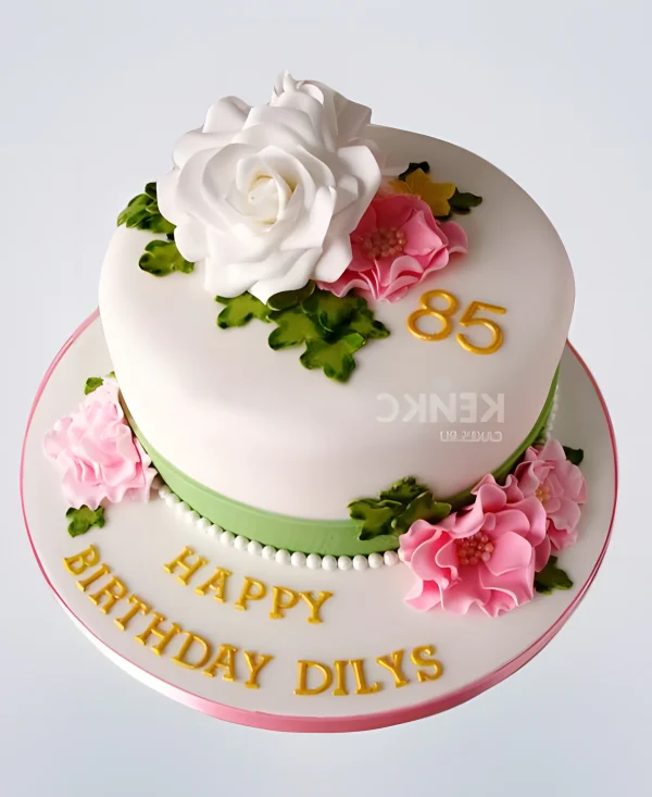 Белый торт с надписью и зеленой окантовкой на 85 лет Фото
