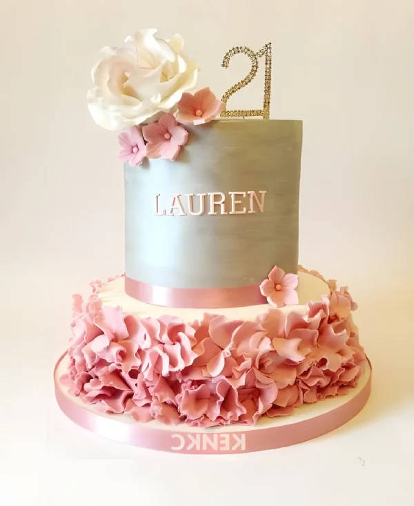 Торт для дочки с рюшами и цветами Фото