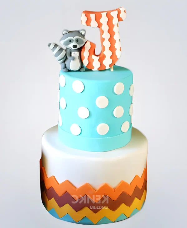 Оригинальный торт с фигуркой енота Фото