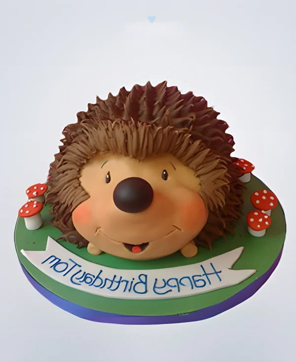 Торт в виде ежика с грибами и надписью Фото