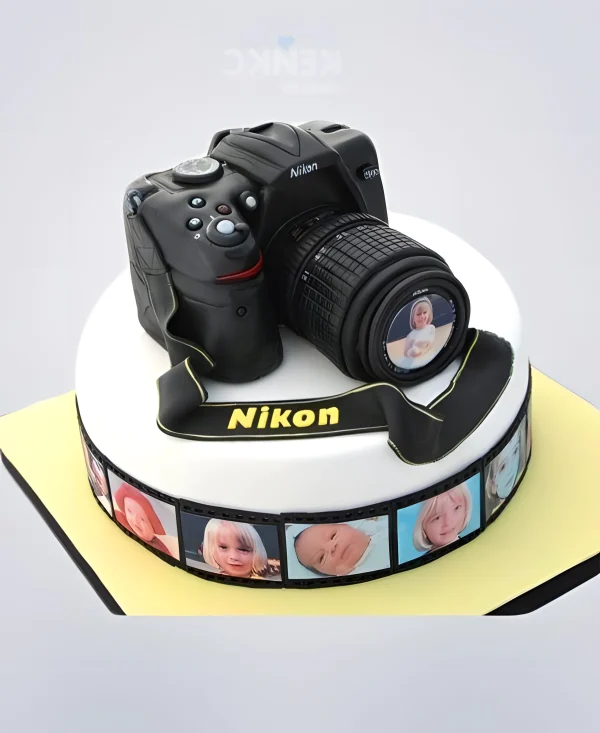 Торт в виде фотоаппарата с детскими фото Фото