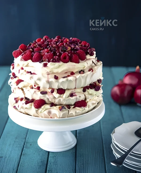 Кремовый торт украшенный ягодами (малина, смородина, черника) Фото