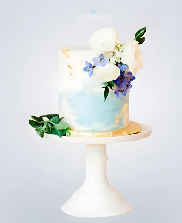 Голубой торт с разными цветами Фото