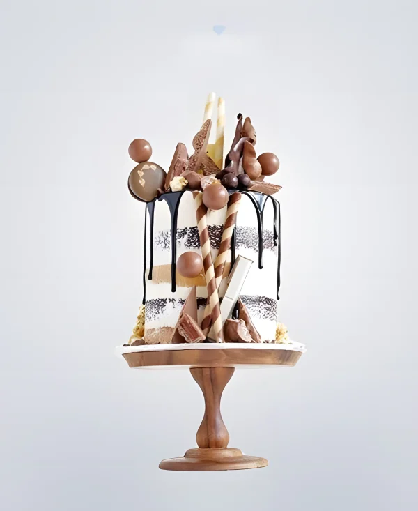 Небольшой торт без мастики с шоколадной глазурью и сладостями Фото