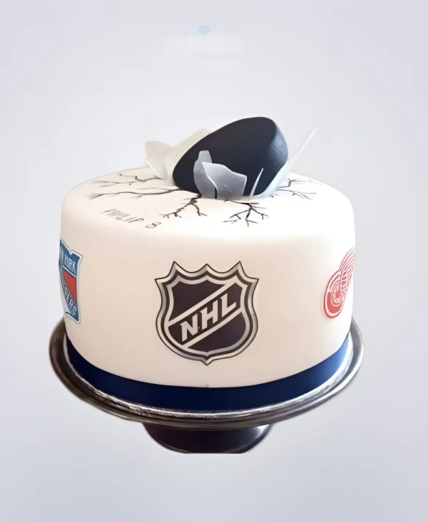 Торт с шайбой для хоккеиста Фото