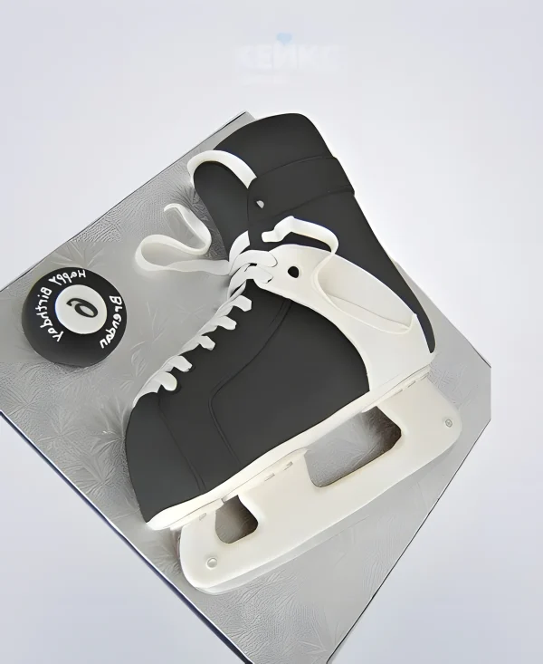 Торт в виде хоккейного конька Фото