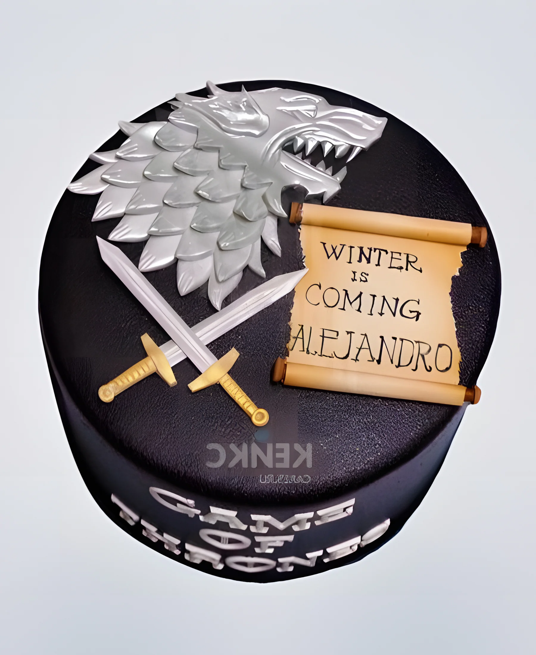 Черный торт с игрой престолов из мастики Фото