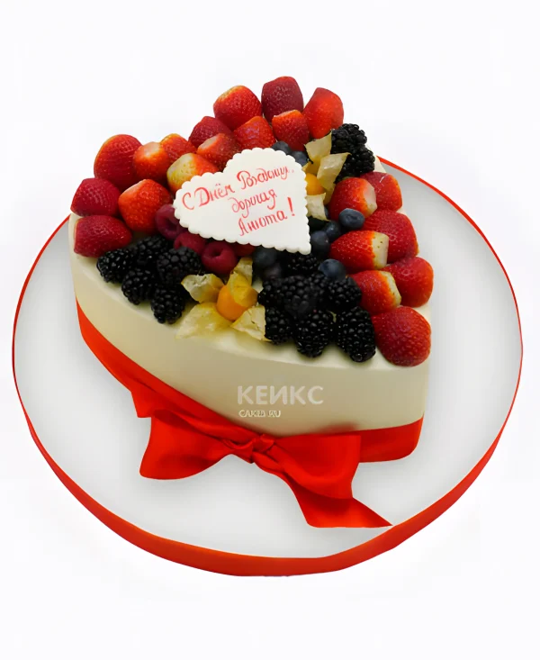 Торт в виде сердца, украшенный свежими ягодами Фото