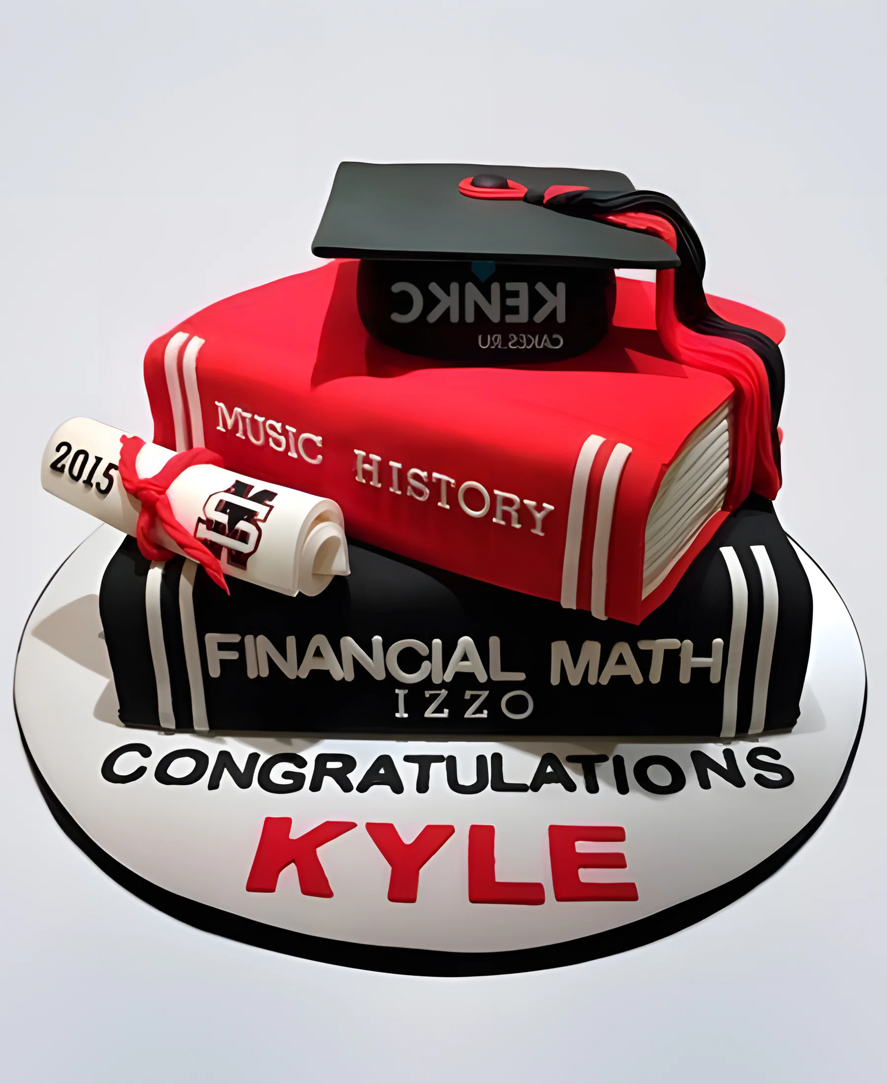 Черно-красный торт в виде книг и магистерской шляпы Фото