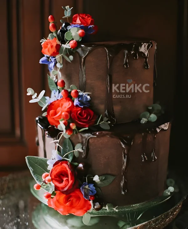 Шикарный коричневый торт с подтеками и живыми цветами Фото