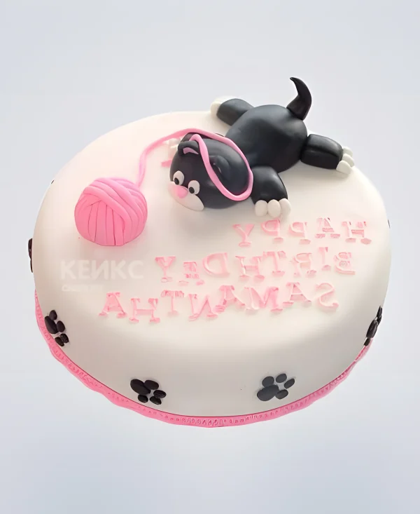 Торт с кошкой и розовым клубком ниток Фото