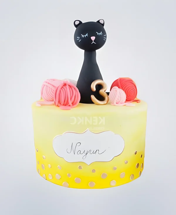 Яркий желтый торт с черной кошкой Фото