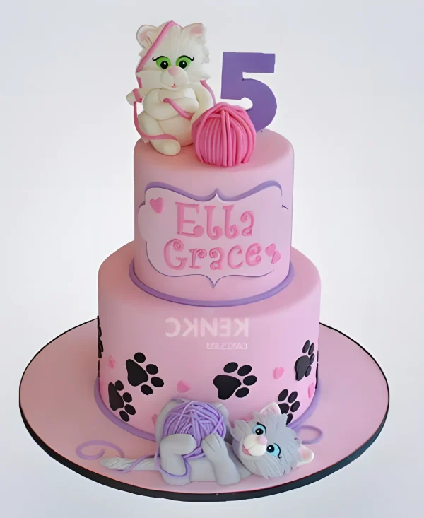 Ярко-розовый торт с котиком и розовыми нитками Фото