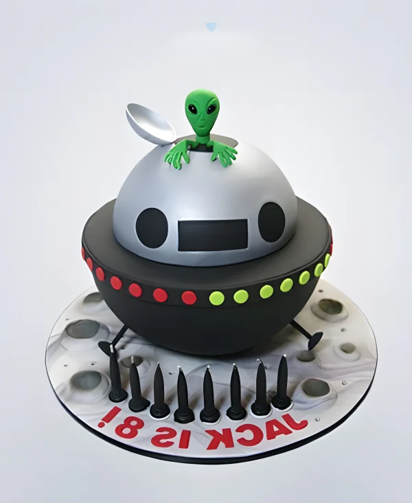 Торт космический корабль с инопланетянином Фото