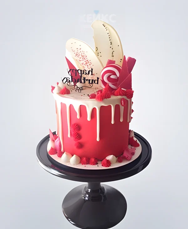 Красный торт с мастикой и сладостями Фото