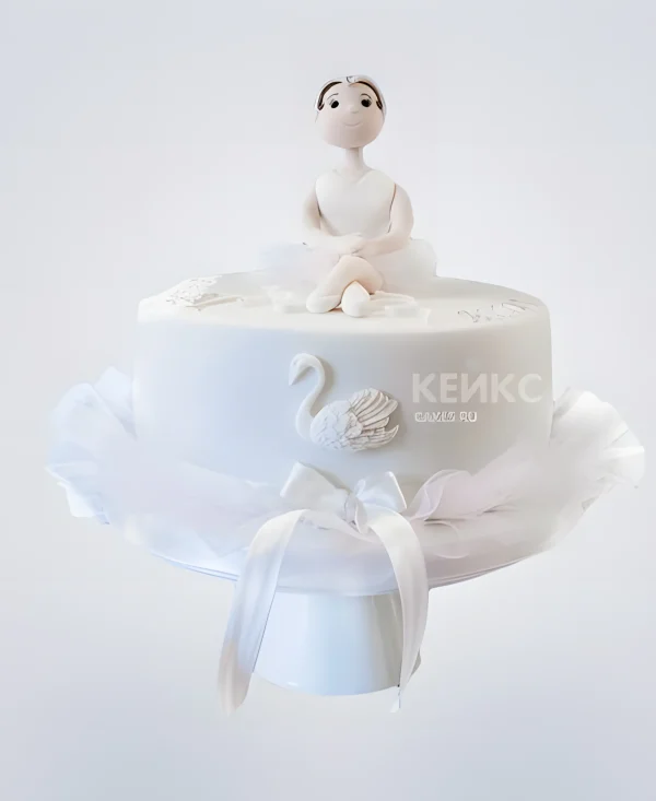 Нежно-белый торт с лебедем и балериной Фото