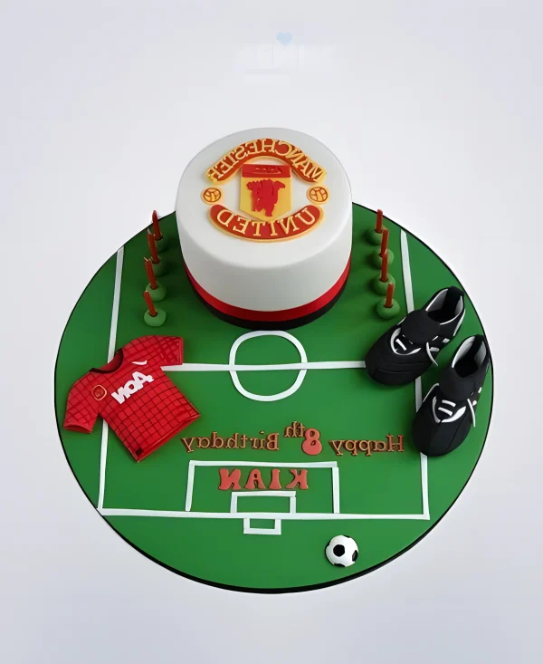 Торт в виде футбольного поля с эмблемой Манчестер Юнайтед Фото