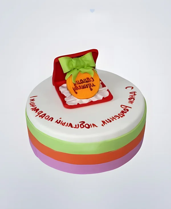 Белый торт с медалью и зеленым бантом Фото