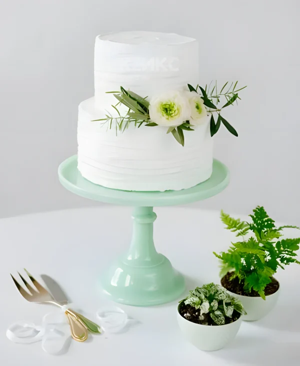 Белый двухъярусный торт минимализм Фото